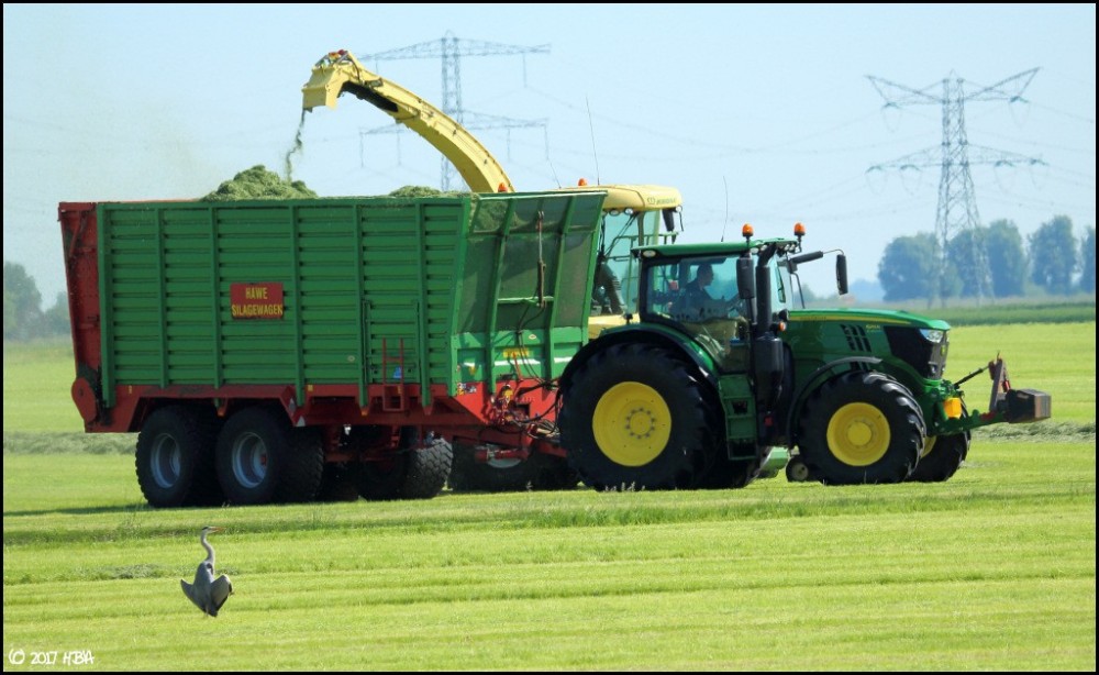 John_Deere_6215R_Hawe_Silagewagen.thumb.jpg.22e7a0009d5daab20615ac79b623f266.jpg