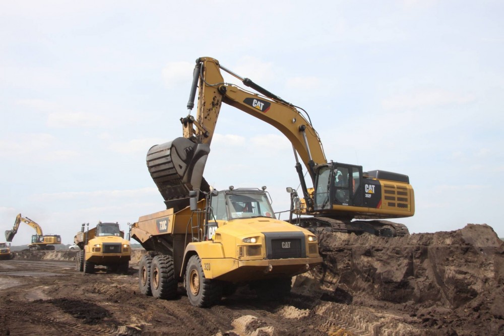 Cat 352F Kettenbagger und 730C Muldenkipper am Cottbuser Ostsee