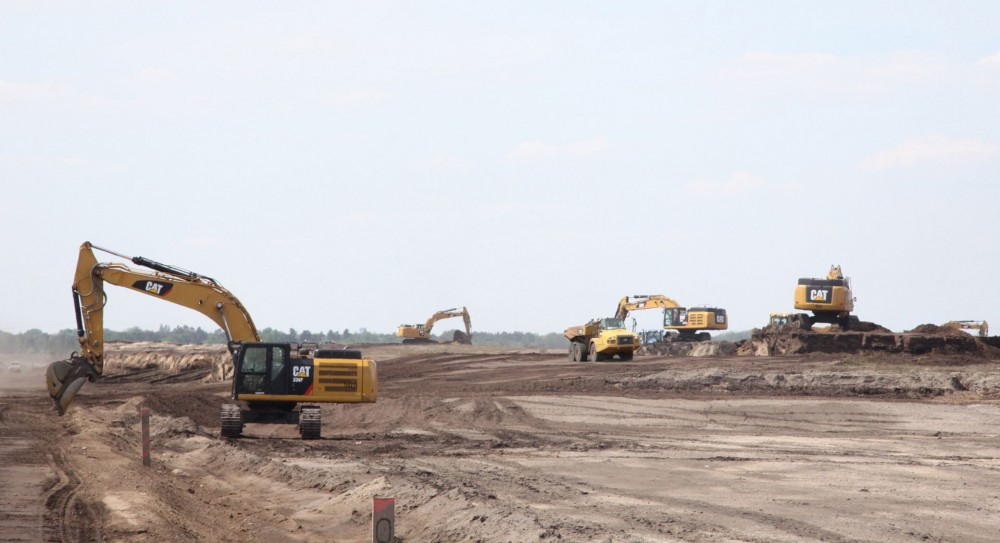 Beladen werden die Dumper von großen Kettenbaggern, wie den Cat 374FL, Cat 374DL, 352F und 349EL