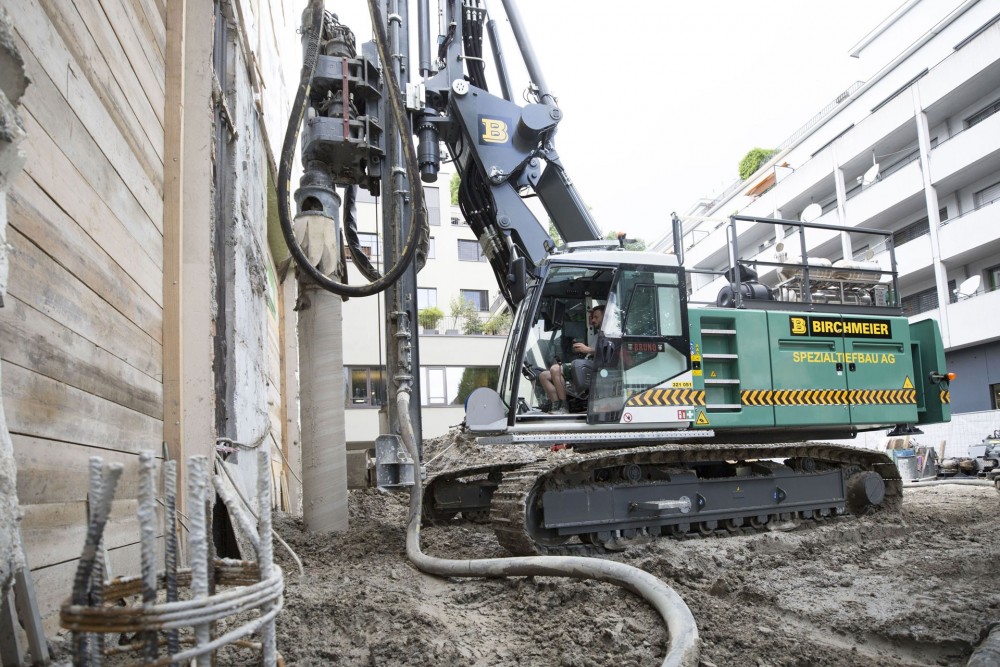 Einsatz eines Liebherr LRB 16 im Doppelkopfbohren auf einer Baustelle in Luzern, Schweiz