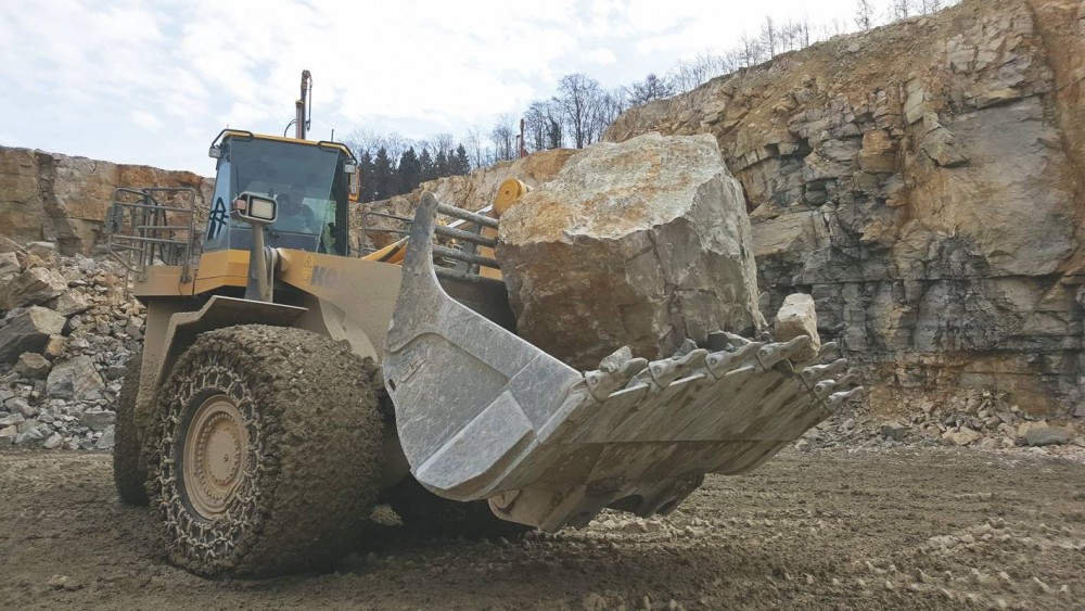 Komatsu WA600-8 mit Rädlinger Felsschaufel: Steinabweiser schützen die Seitenbleche und reduzieren das Nachrutschen des Materials hinter der Schaufel