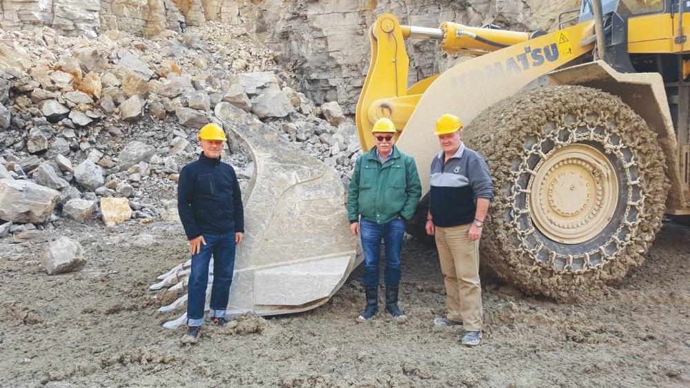 Fahrer Hansi Künschner (rechts), Klaus Huppert, Geschäftsführer von Bauer Schotterwerk, (mitte) und Alexander Wirthwein, Gebietsverkaufsleiter bei Rädlinger