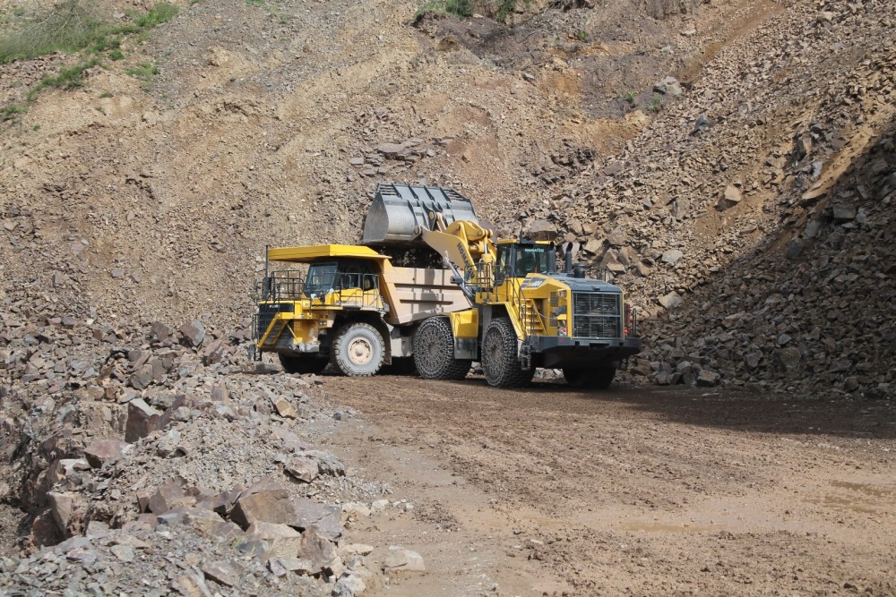 Komatsu WA600-8 und HD405-7 im Einsatz