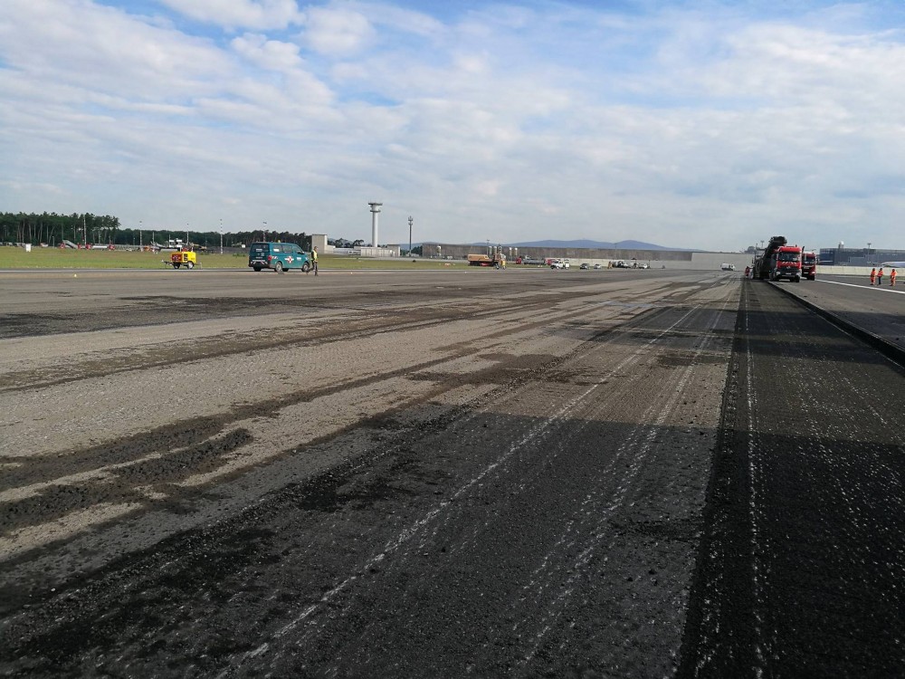 Die Sonne bringt es an den Tag: Die Oberfläche ist sauber gefräst und erfüllt exakt die Vorgaben des Projekteigners Fraport.