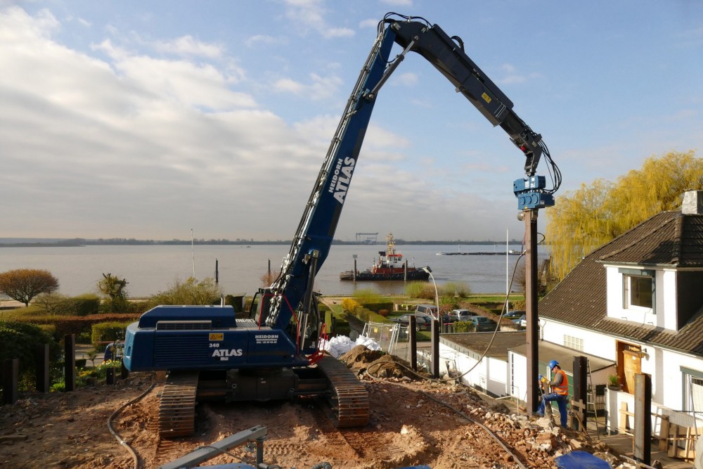 ATLAS Raupenbagger 340 LC mit einem auf 4,5 Meter teleskopierbaren Raupenfahrwerk 