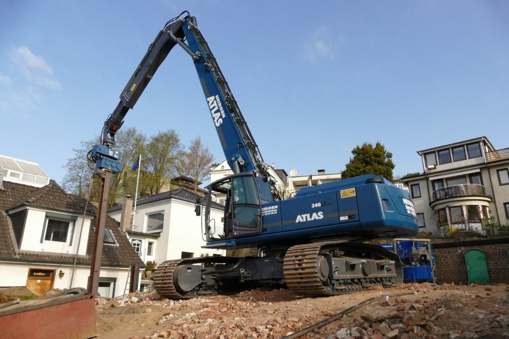 ATLAS Raupenbagger 340 LC mit einem auf 4,5 Meter teleskopierbaren Raupenfahrwerk 