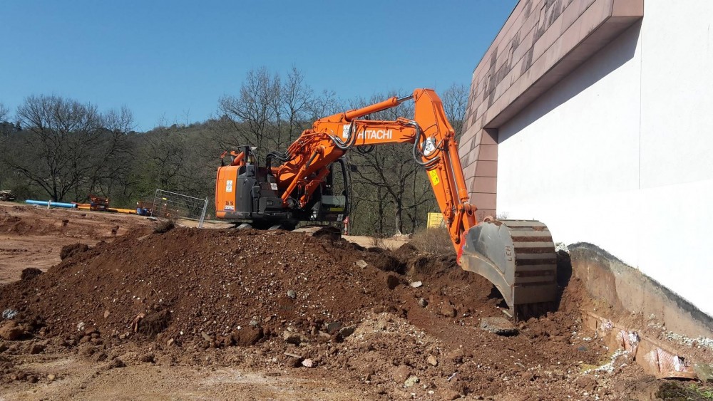 Hitachi ZX225USLC-6 bei Gerharz in Bad Kreuznach