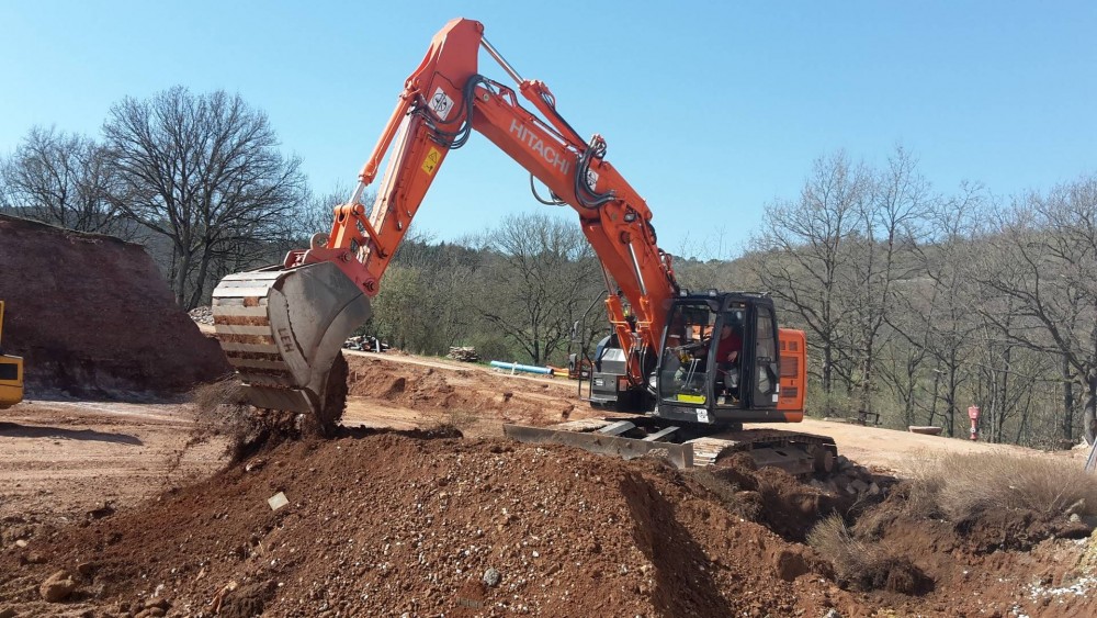 Hitachi ZX225USLC-6 bei Gerharz in Bad Kreuznach