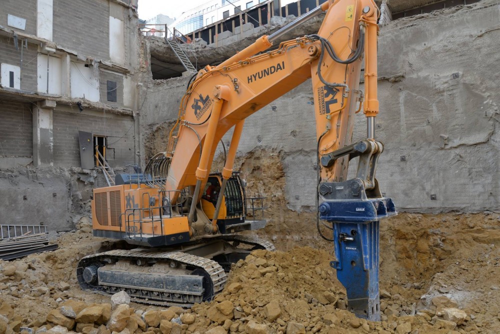 Hyundai R1200-9 mit 7-Tonnen Hydraulikhammer