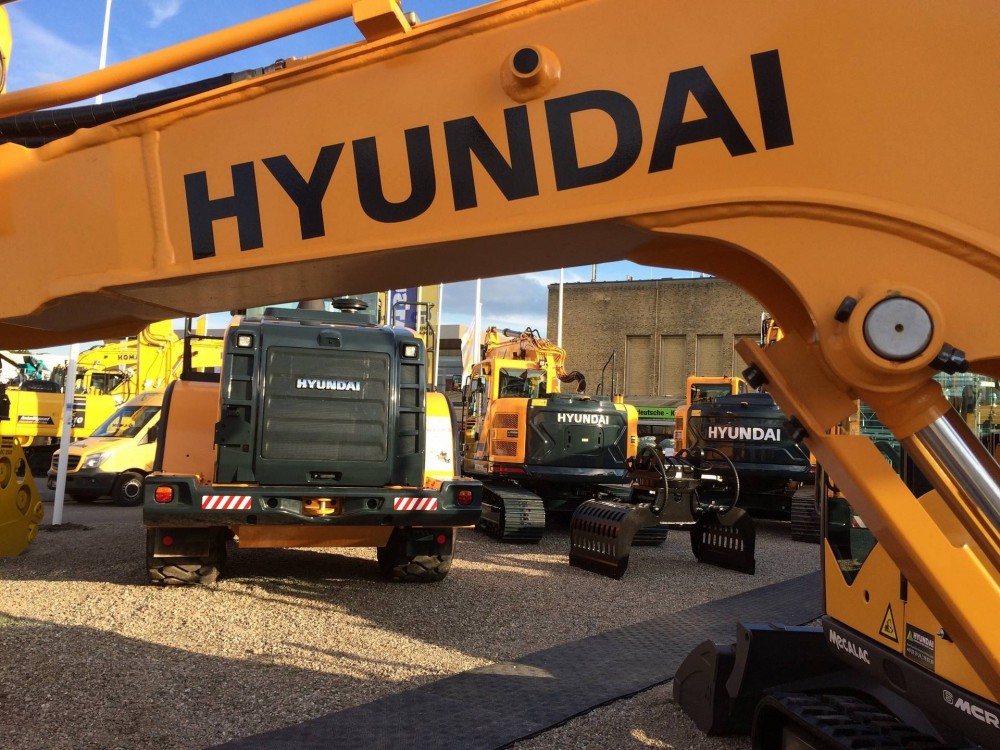 Hyundai Baumaschinen auf dem Stand von Wienäber während der NordBau