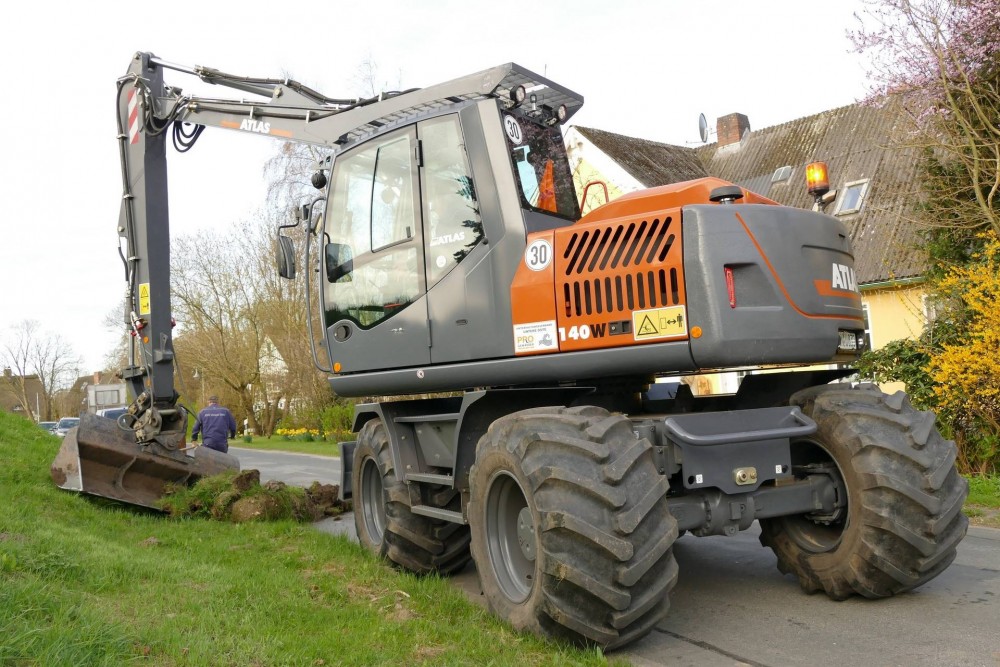 Der ATLAS Bigfoot 140 W bearbeitet hier ein Deichprofil