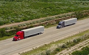 Mehr Informationen zu "Daimler Trucks erprobt Lkw-Platooning"