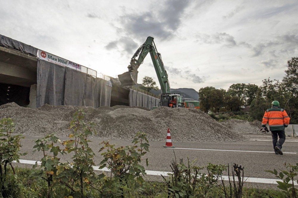 Die 164 Meter lange Straßenbrücke führt über Iller und B 19