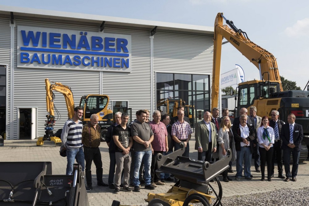 Das Team von Wienäber Baumaschinen bei der Eröffnung der neuen Niederlassung in Meinersen