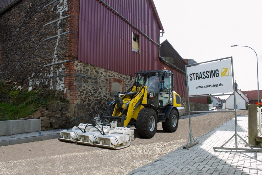 Radlader mit Stehr Plattenverdichter SBV 80 HC 3