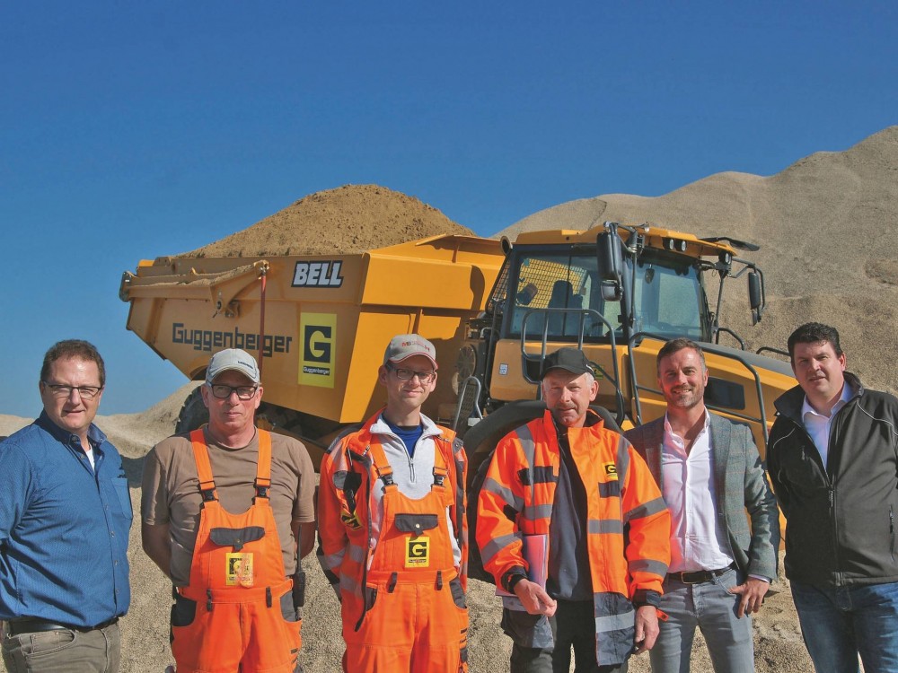 Das Team des Guggenberger-Kieswerks mit den zufriedenen Lieferanten (v.l.): Harald Birk (Leiter Kieswerk/Betonwerk), Max Karl, Markus Fuchs, Johann Schweiger (techn. Einkauf), Alexander Wittl, Beutlhauser Baumaschinen, Alexander Schwarzkopf Bell Equipment.