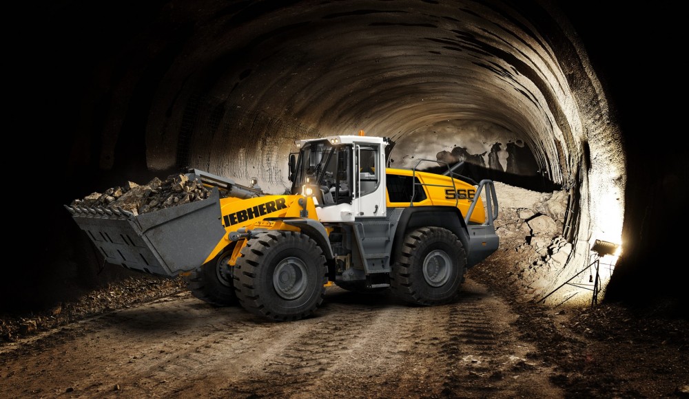 Ein Liebherr-Radlader L 566 XPower mit Tunnelpaket beim Verladen von Ausbruchmaterial