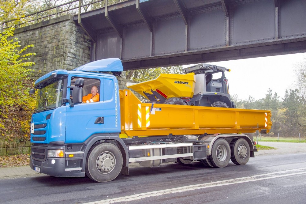 Die kompakten Dumper der 2000er-Serie sind mit dem absenkbaren Sicherheitsdach ausrüstbar