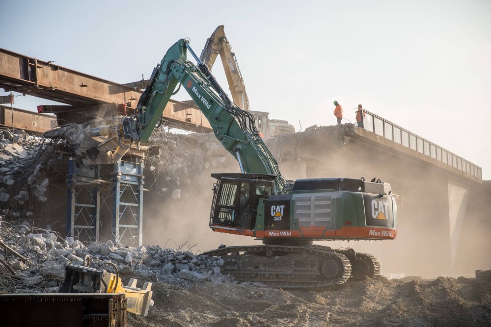 Ein Cat 352F von Max Wild bei Abbrucharbeiten an der A99