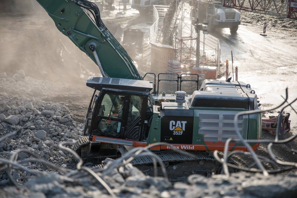 Ein Cat 352F von Max Wild bei Abbrucharbeiten an der A99