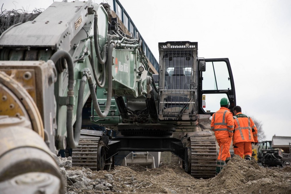 Ein Cat 352F von Max Wild bei Abbrucharbeiten an der A99