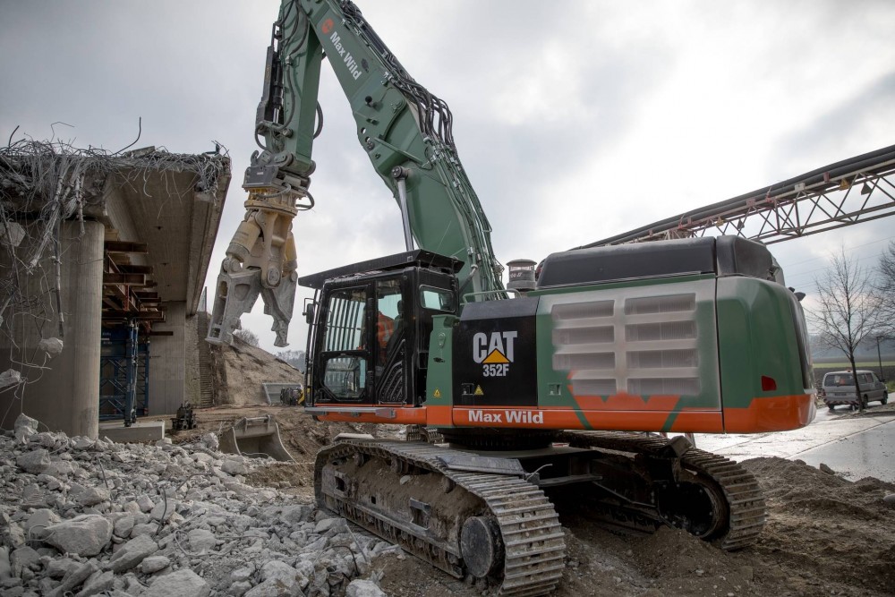 Ein Cat 352F von Max Wild bei Abbrucharbeiten an der A99