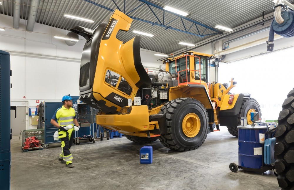 Volvo L180H mit geöffneter Motorhaube