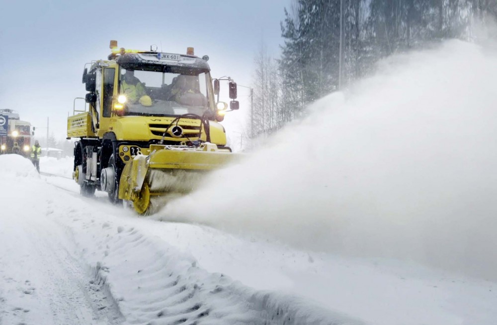 Mercedes-Benz Unimog U 427 2-Wege räumt schneebedeckte Gleise in Finnland