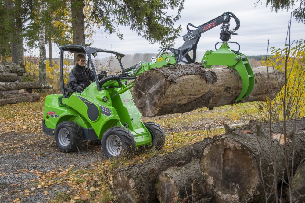 AVANT 530 im Einsatz mit Holzgreifer