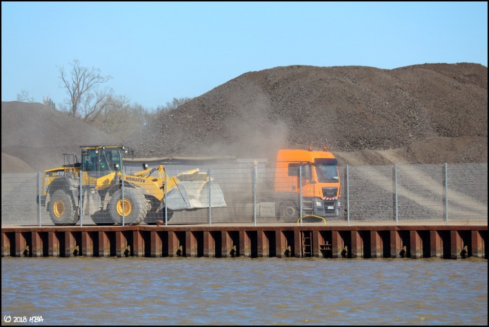 Komatsu_WA470_Hafen1.thumb.jpg.7380095c72fb2a0bd202a7195ca5b189.jpg