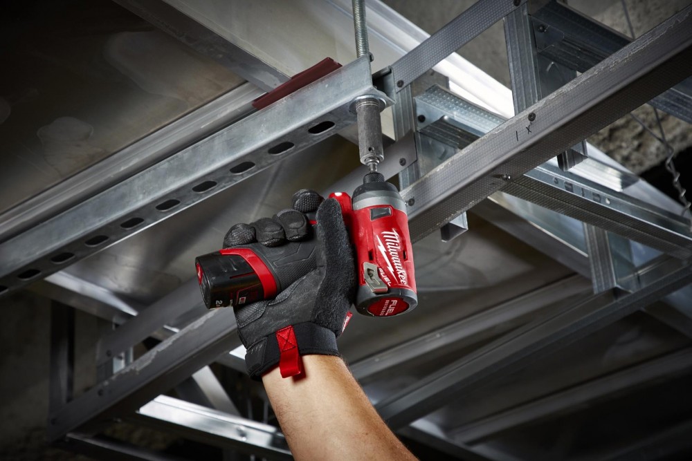 Milwaukee M12 Tool beim Arbeiten über Kopf