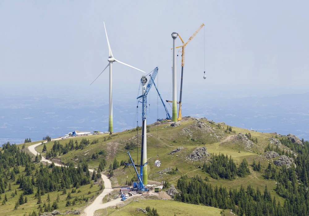 Drei Neunachs-Krane vom Typ Liebherr LTM 1750-9.1 errichteten auf der 1700 Meter hoch gelegenen Weinebene im Süden Österreichs einen Windpark