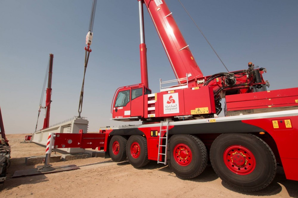 Demag 300-6 All-Terrain-Krane bei einem Tandemhub in der arabischen Wüste