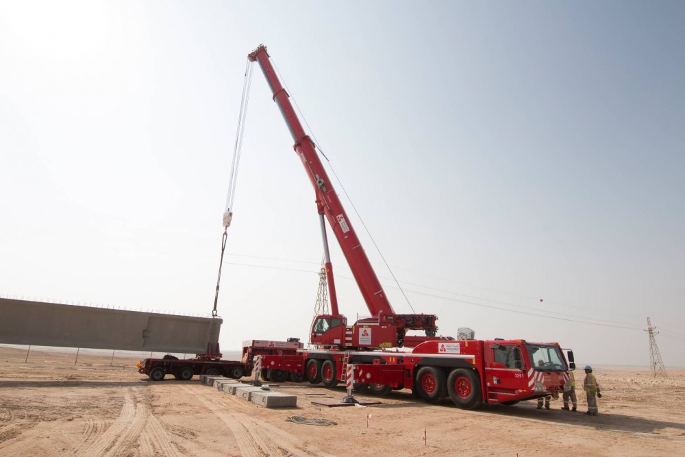 Demag 300-6 All-Terrain-Krane bei einem Tandemhub in der arabischen Wüste