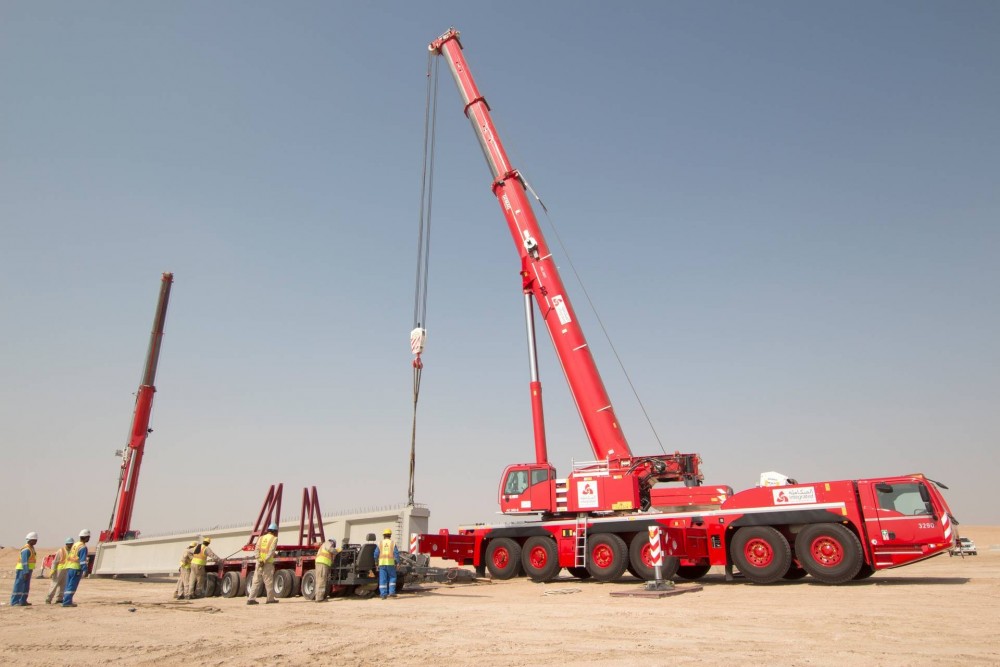 Demag 300-6 All-Terrain-Krane bei einem Tandemhub in der arabischen Wüste