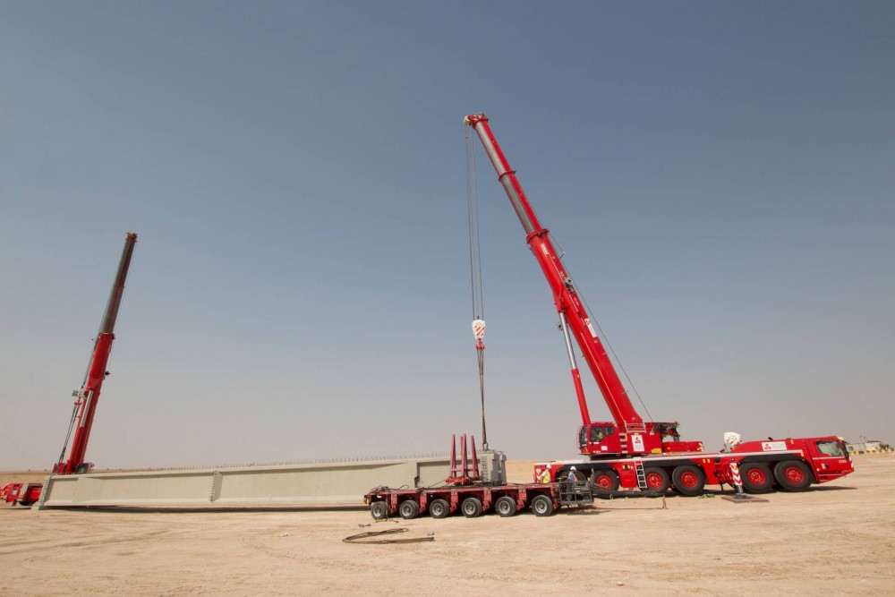 Demag 300-6 All-Terrain-Krane bei einem Tandemhub in der arabischen Wüste