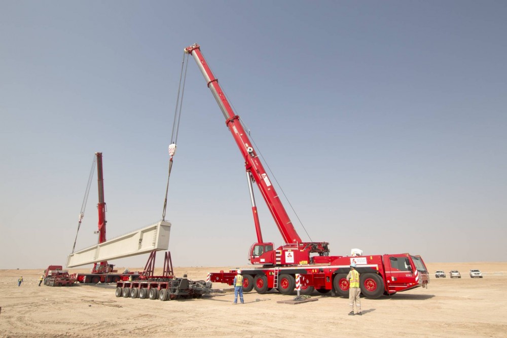 Demag 300-6 All-Terrain-Krane bei einem Tandemhub in der arabischen Wüste