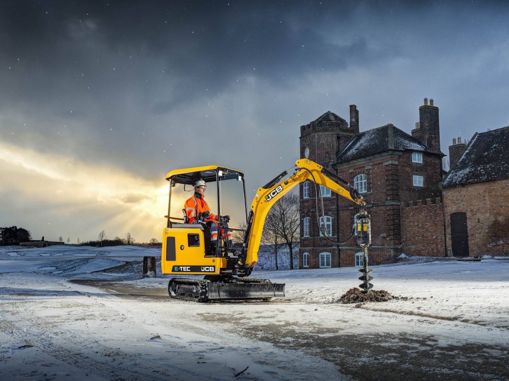 Auch nachts kann der extrem leise 19C-1 E-TEC von JCB arbeiten