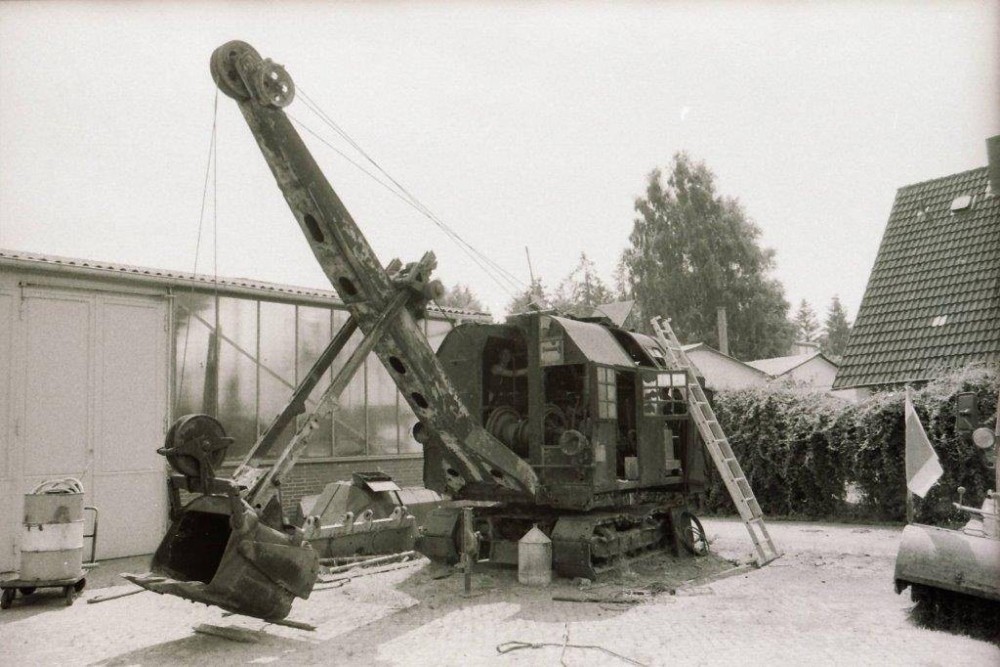 7. Bauhof_Walter_Kaiser_1991_mit_schrottreifer_Weserhütte_LR4_vor_Abtransport Pressemeldung.jpg