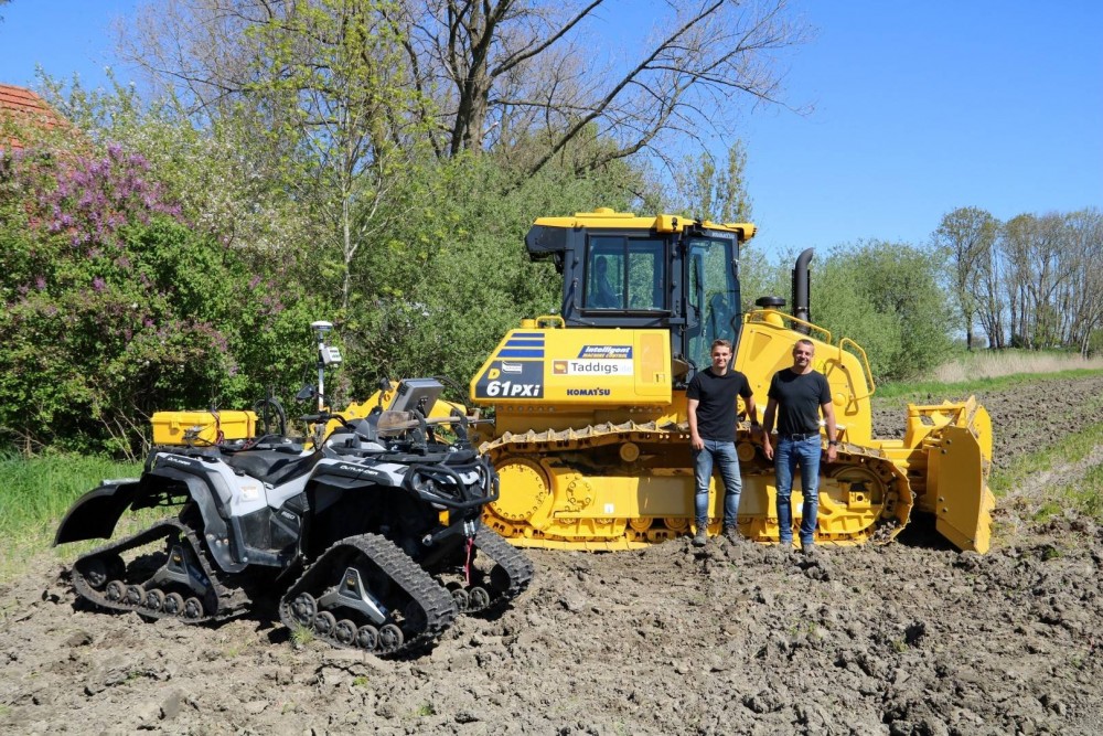 v.l.n.r.: Niklas Schell (Junior GF Taddigs) und Thorsten Schell (GF Taddigs) vor der Komatsu Planierraupe D61PXi-24 und mit dem Quad zur Geländevermessung