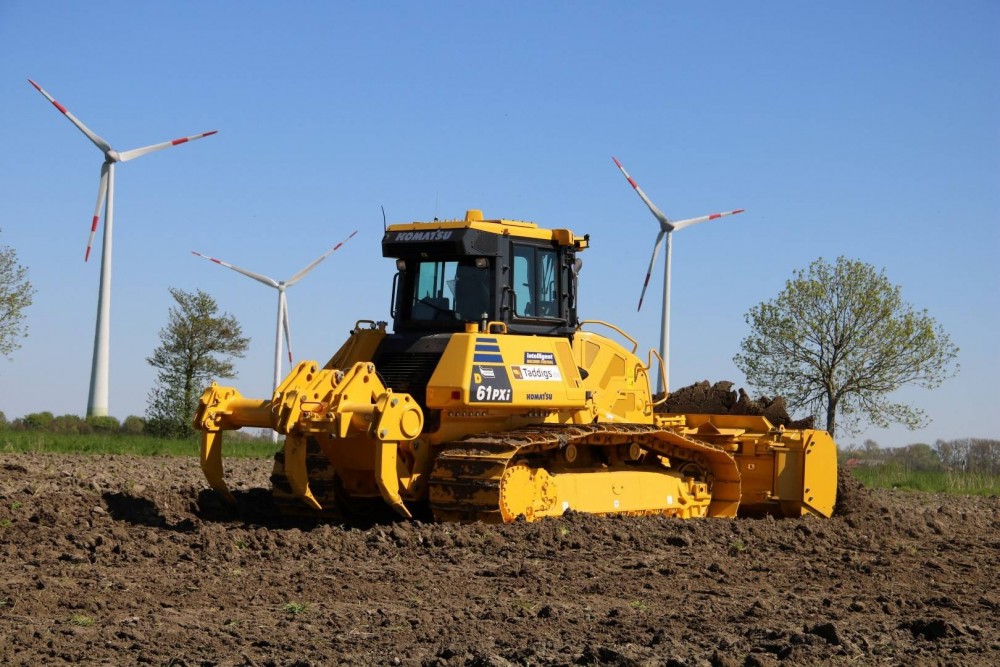 Die Komatsu Planierraupe D61PXi-24 im Einsatz bei der Oberflächenbearbeitung auf einer landwirtschaftlichen Fläche