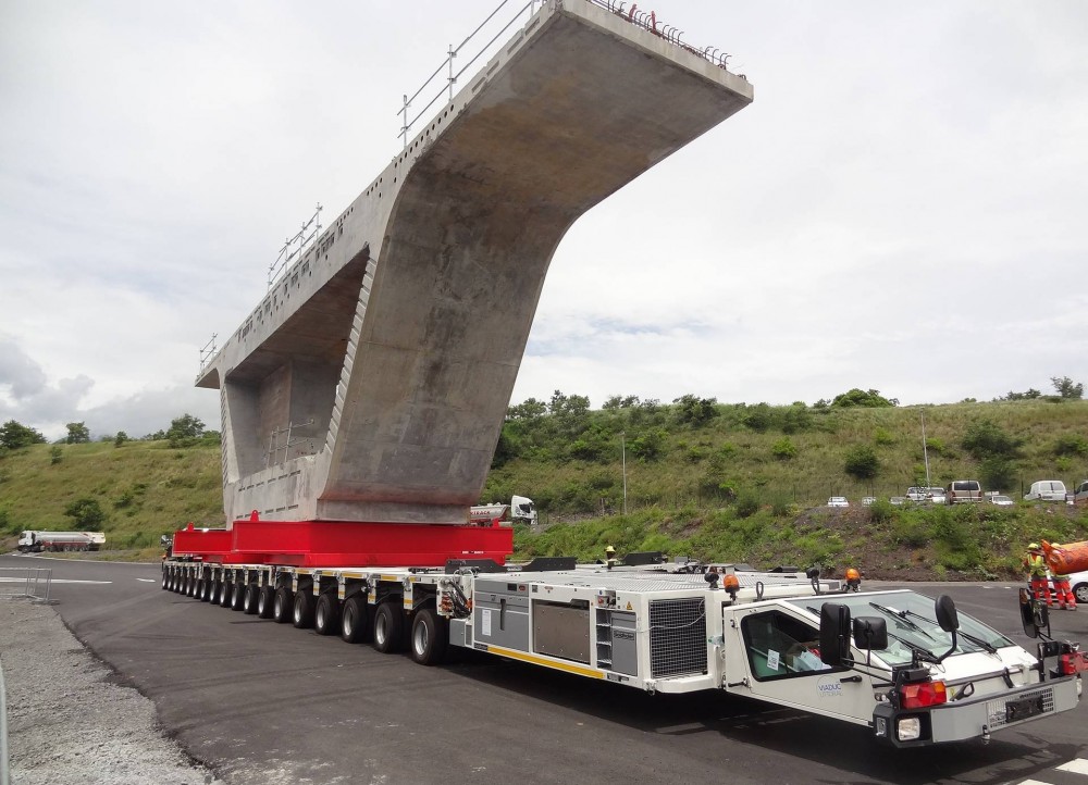 Eine 18-achsige Schwerlastkombination mit drei Modulen brachte 700 Tonnen schwere Brückenpfeiler auf La Réunion ans Ziel. Die Kombination besteht aus drei Modulen, die durch Hydraulikkupplungen und Leitungssysteme von Continental miteinander verbunden sind