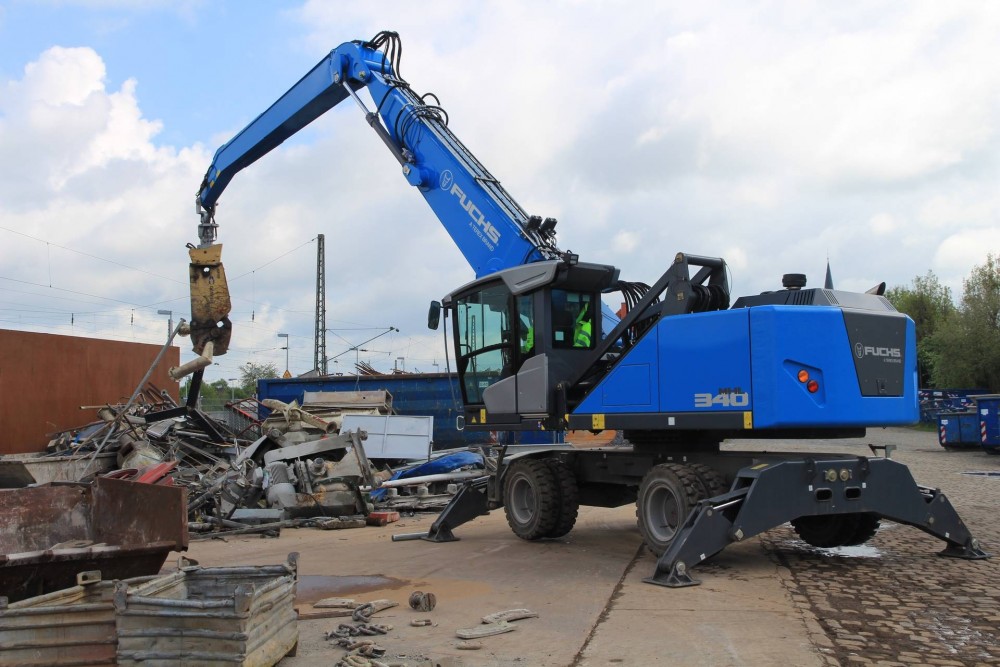 Fuchs MHL340F beim Zerlegen von großteiligem Schrott mit der Schrottschere