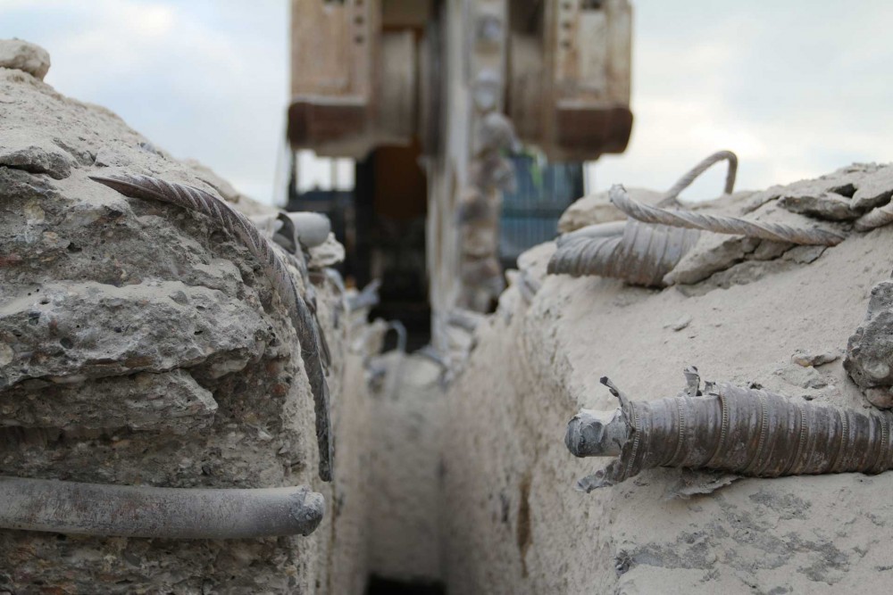 Sogar in dieser zähen, stark bewehrten und mit Spannstahl durchzogenen Betonstruktur erzielte das Schneidrad einen Abbruchfortschritt von rund einem Meter Fahrbahnlänge pro Stunde