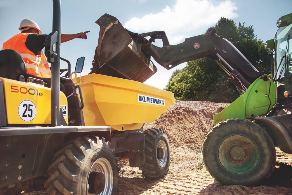 Ein Neuson 5001 Dumper aus dem HKL MIETPARK befördert das Aushubmaterial zur nahegelegenen Sammelstelle