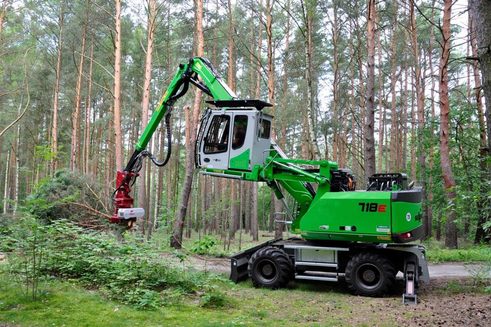 SENNEBOGEN 718 E: Forstteleskopkran mit 13 m Reichweite