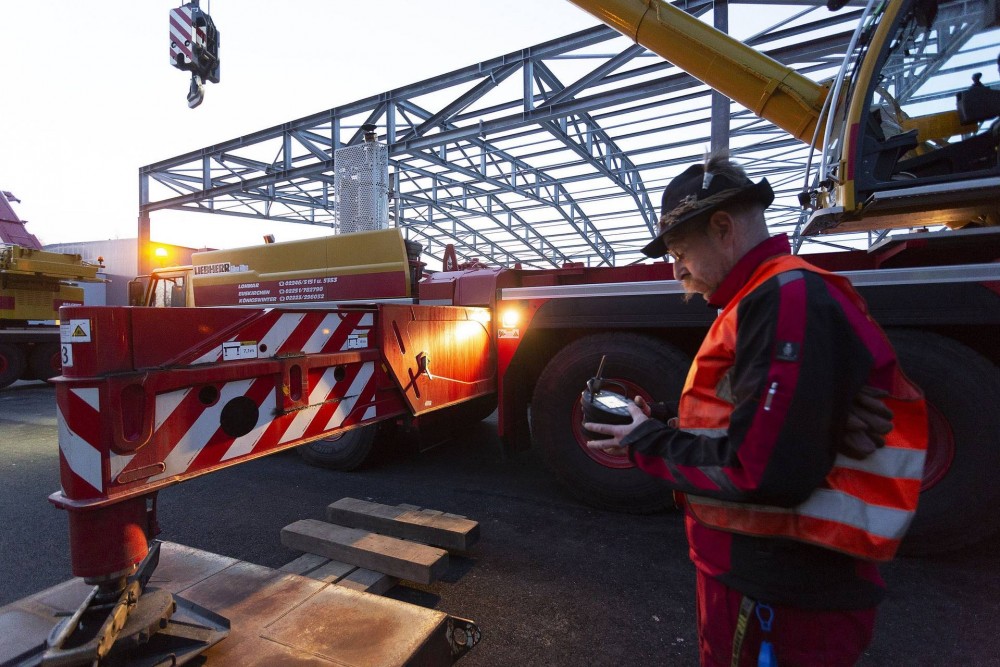 Rüstzeit: Kurz nach Morgengrauen werden die sechs Krane für den gemeinsamen Hub vorbereitet. Hier werden die Stützen des LTM 1300-6.2 ausgefahren