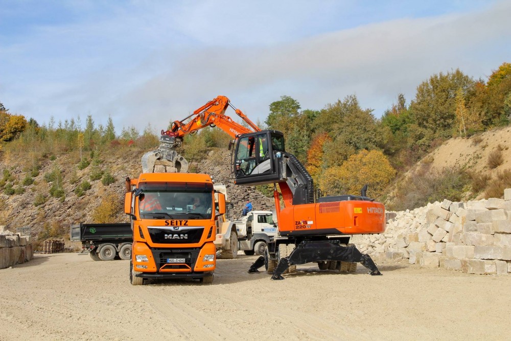 Hitachi ZX220W Bagger mit hochfahrbarer Kabine