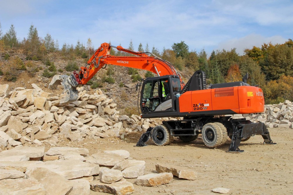 Hitachi ZX220W Bagger mit Mehrzweckgreifer