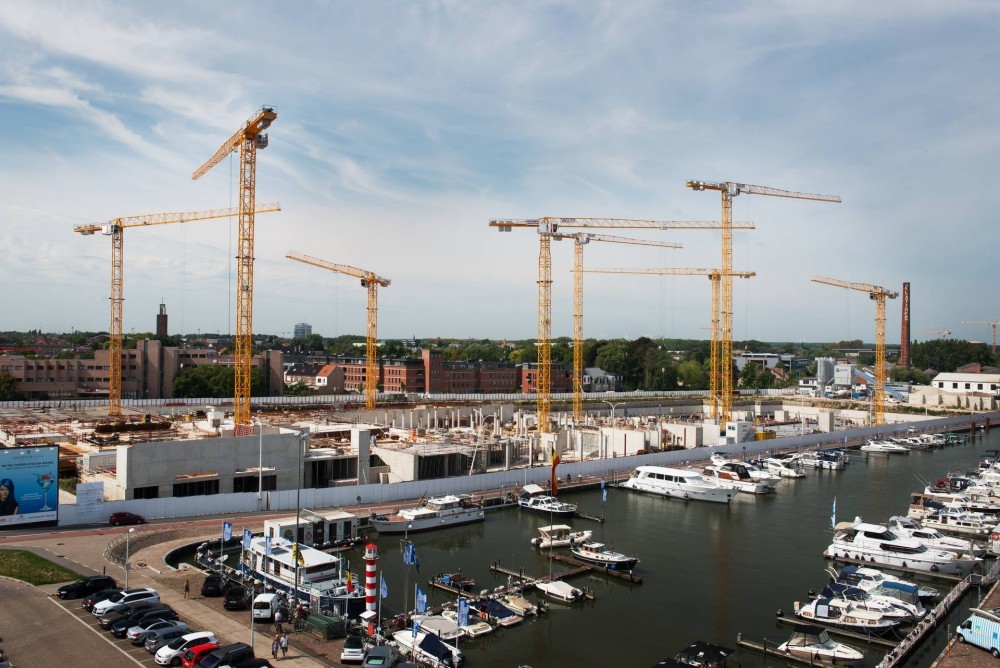 Dank exakt abgestimmter Hakenhöhen und Ausladungen können die Krane problemlos untereinander durchschwenken, ohne sich beim Materialtransport auf der beengten Baustelle zu behindern